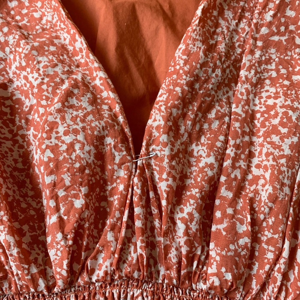 Abercrombie and Fitch Flutter Sleeve Smocked Waist Top in Coral Print L - Picture 4 of 5